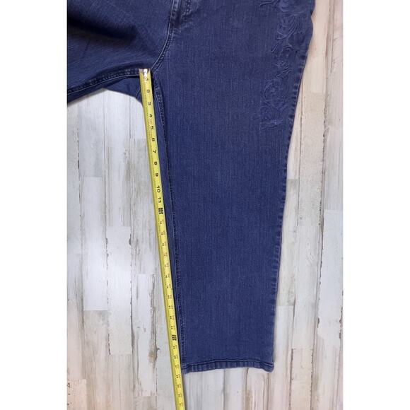 Catherines Women’s 28WP Blue Denim Floral Embroidered Stretch Cropped Jeans - Picture 10 of 11